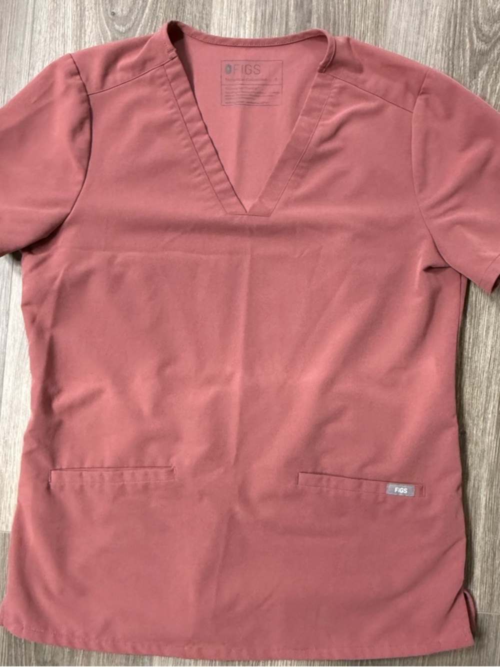 FIGS Women’s V-neck Scrub Top in Dusty Rose Technical Collection Pockets Small